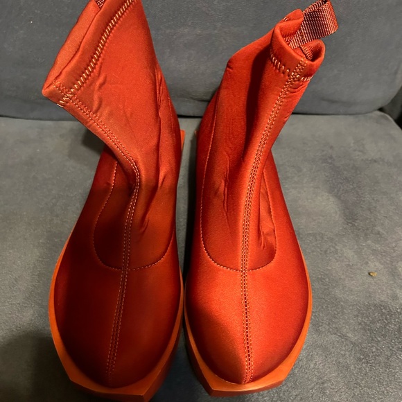 New United Nude ankle boots size 40 which is a 9.  Burgundy or cranberry color - Picture 2 of 4